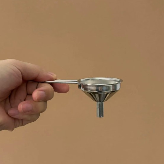 Funnel Household Kitchen Filter with Small Diameter for Refueling and Pouring Oil, Mini-Sized for Dispensing