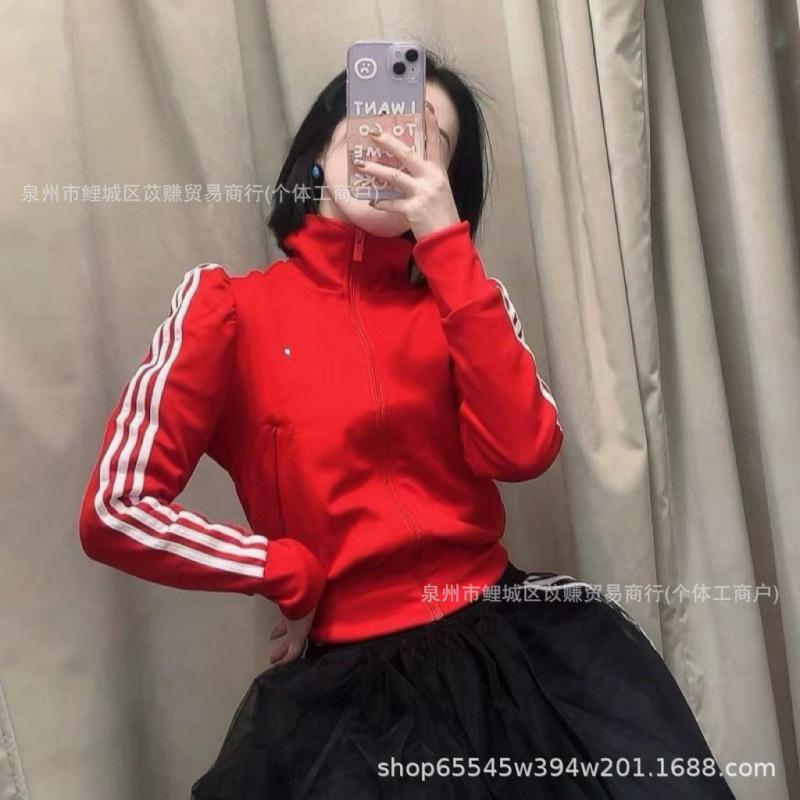 Trendy sports casual style three-stripe short zip-up sweatshirt for women, slim-fit jacket with zipper and stand-up collar Trendy sports casual style three-stripe short zip-up sweatshirt for women, slim-fit jacket with zipper and stand-up collar