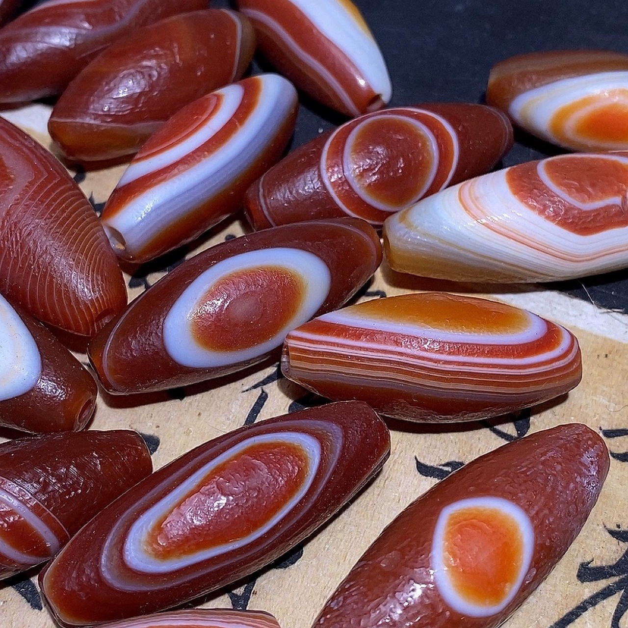 Запутанный в шелк агат, сделанный из старого красного бисера, можно сделать ключевое ожерелье