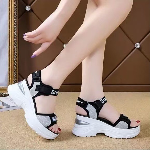 2026 nuevos zapatos de tacones de pendiente de verano aumentan la altura de la parte inferior de la moda de sandallas de playa antideslizantes