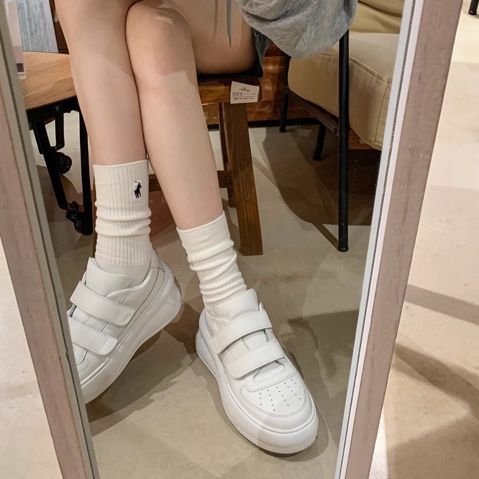 Yuanli yosh avtomobil qalin taglik oq poyabzal - yangi moda sezon