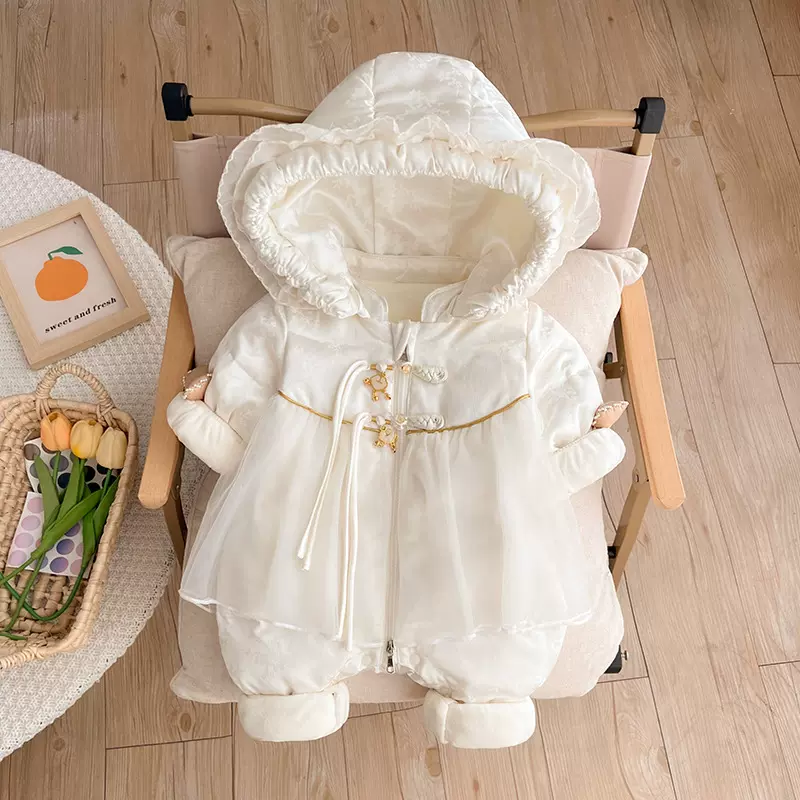 婴儿羽绒服连体衣女宝宝公主90白鸭绒加绒加厚哈衣外出服冬装抱衣