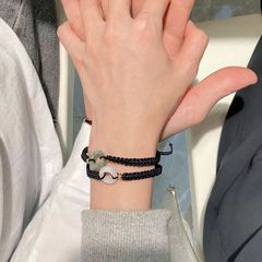 平安はカップルのブレスレットを掛けます。カップルの男女のガラス編みの縄は彼女にバレンタインデーのプレゼントをあげます。