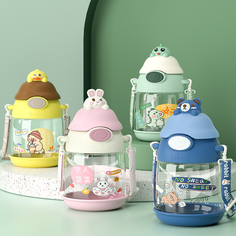 2023新品卡通公仔便攜式戶外大容量背帶杯子學生兒童吸管塑料水杯