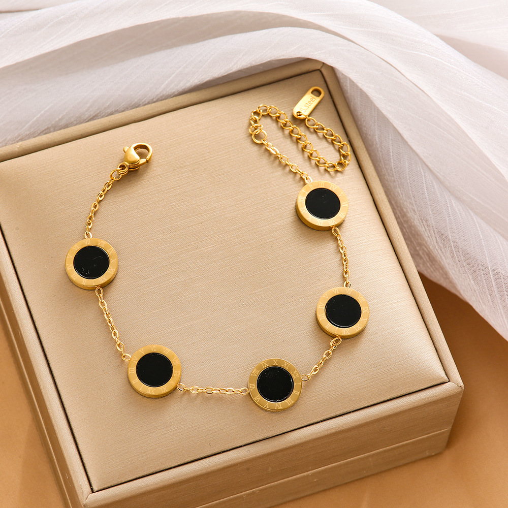 Pulsera de trébol de acero titanium vendedora caliente transfronteriza europea y americana con incrustaciones de concha pulsera colgante pulsera de diseño avanzado sin desvanecimiento al por mayor