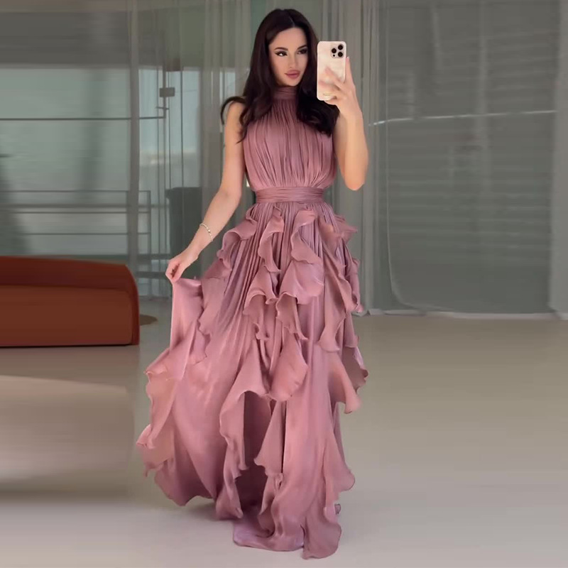 Qadın yay paltarı — qolsuz, beli ruffled, zərif model