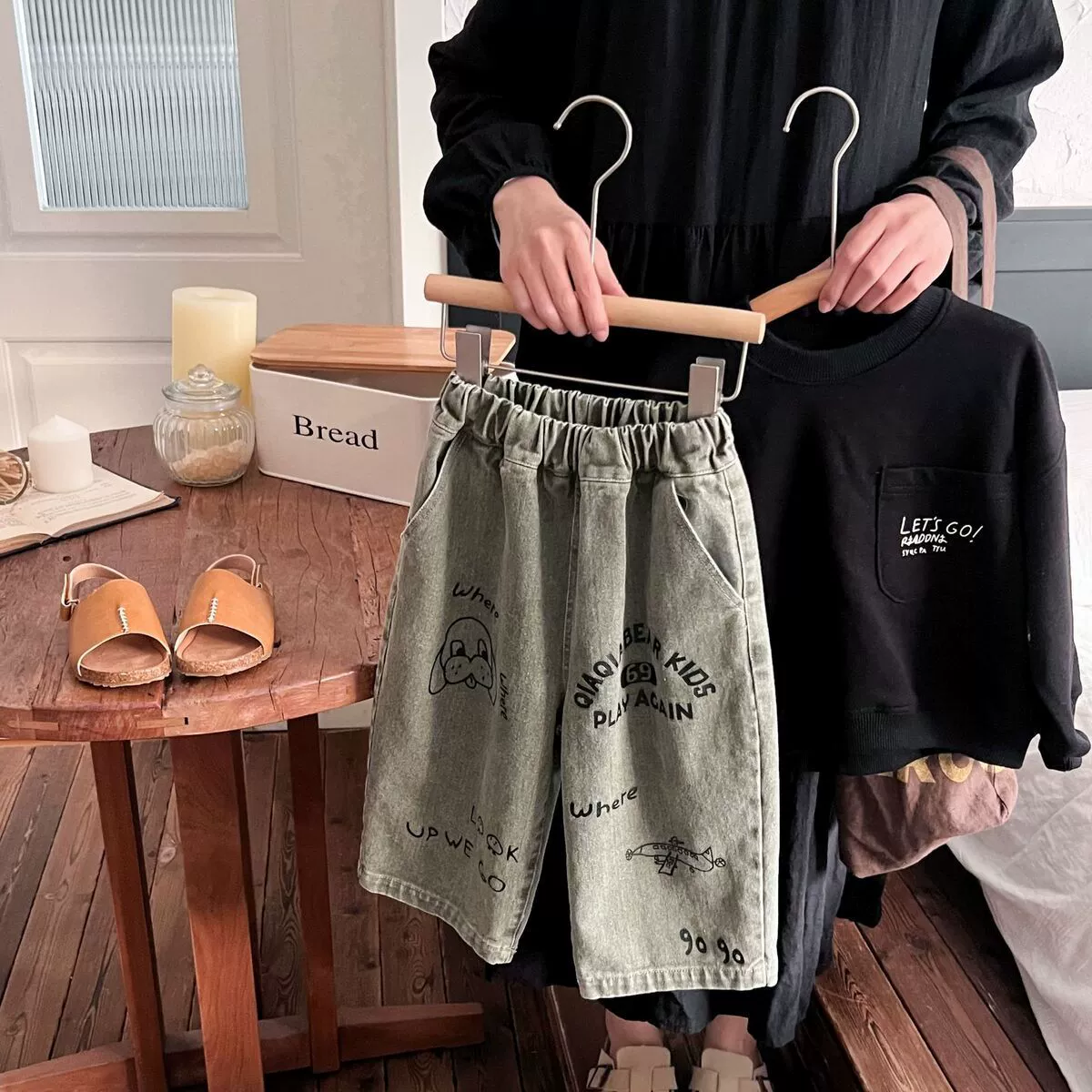 Детские брюки 2024 весна новые детские корейские джинсы для мальчиков и девочек мультфильм принт граффити длинные брюки