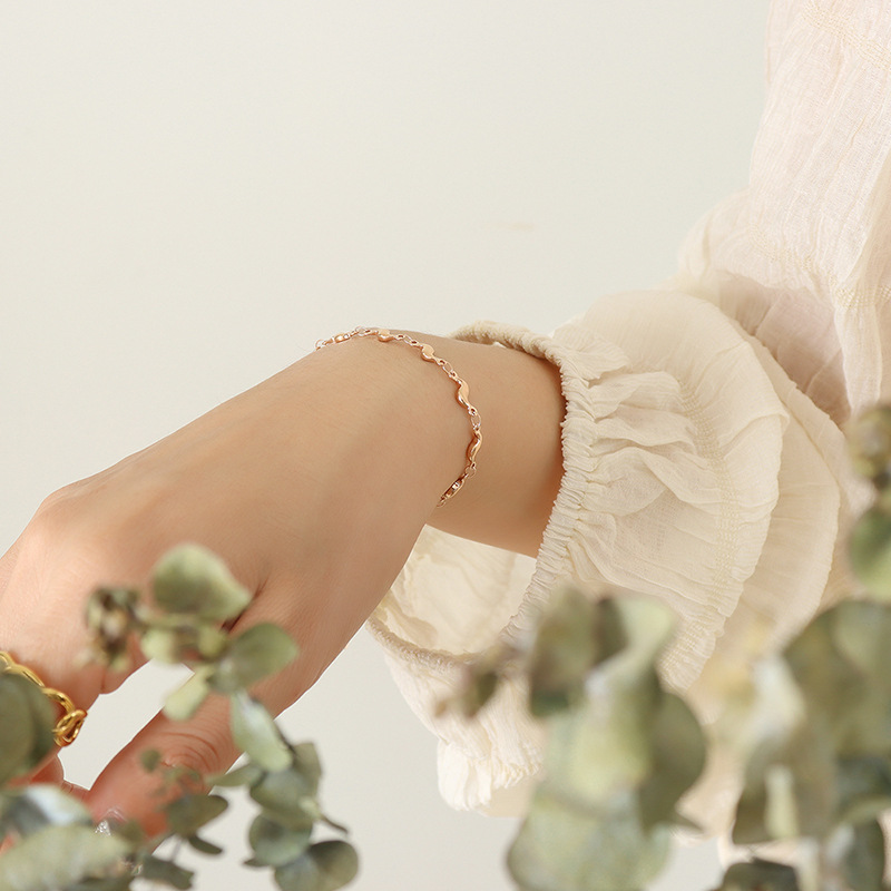 Conjunto de joyería transfronteriza chapada en oro, pequeño animal fresco y dulce europeo y americano, colgante de delfín, collar, material de acero de titanio