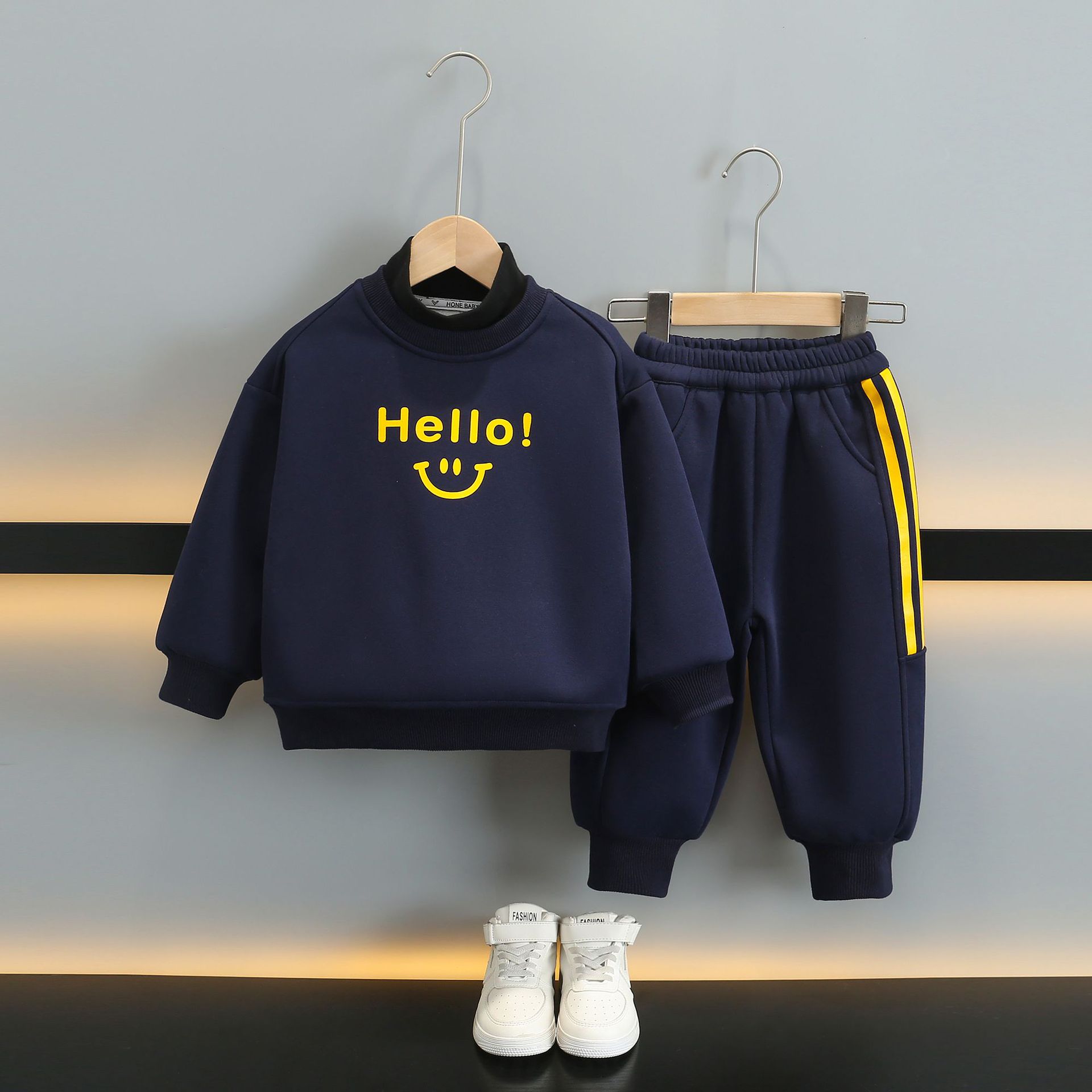 6742 niños más traje de terciopelo para niños modelos de otoño e invierno 2025 nuevo suéter de dos piezas para bebés y niños guapos