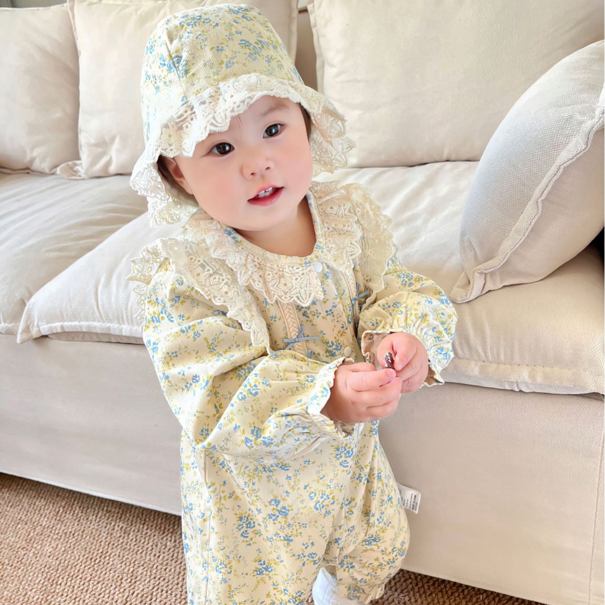 Ropa de recién nacido otoño e invierno 2025 estilo pastoral mono de bebé categoría a ropa de gateo para niña con forro polar floral ins.