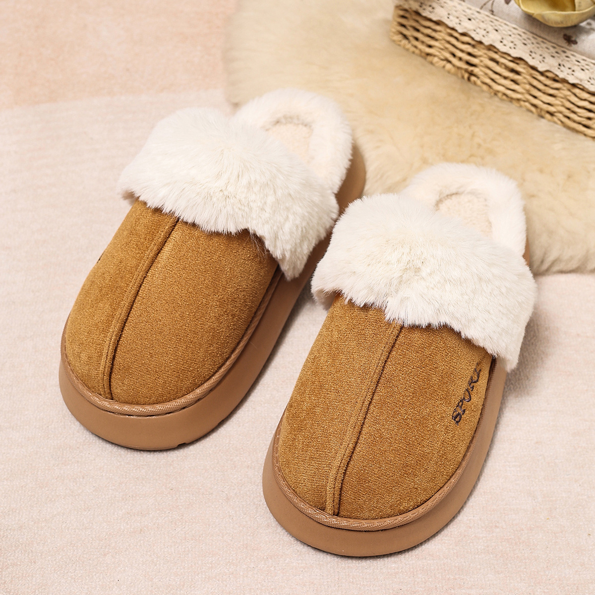 Zapatos de algodón en invierno, nuevas zapatillas de algodón de moda de peluche, zapatillas de algodón para hombres y mujeres, arrastre de algodón térmico y antideslizante en interiores al por mayor