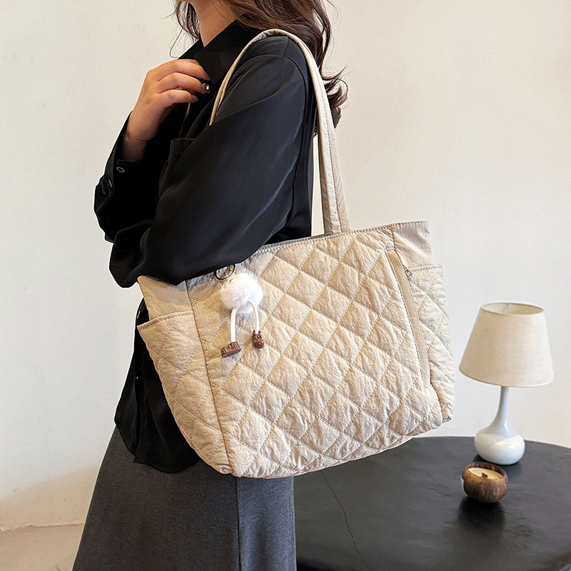 Women's Quilted Shoulder Bag Large Capacity Commuter Tote_voghion.com