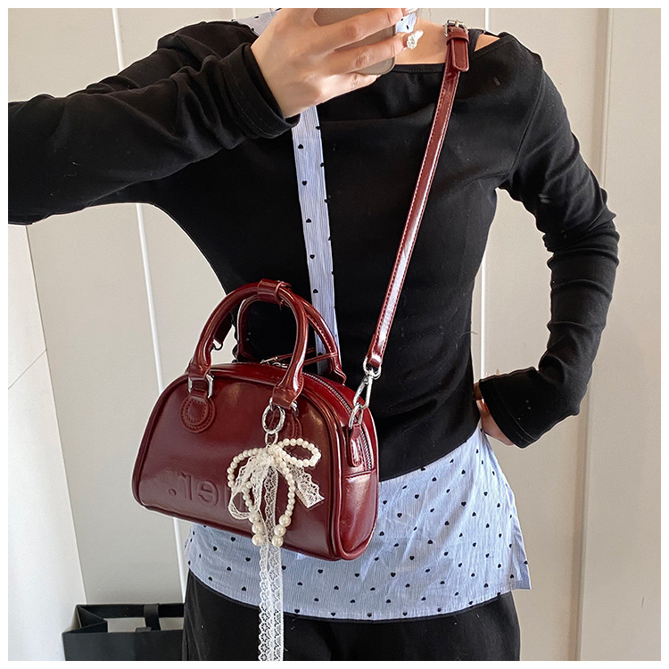 This year, Korean-style, stylish and simple hand-held bags with niche designs are in vogue. These are fashionable summer underarm bags for women's commuting undefined