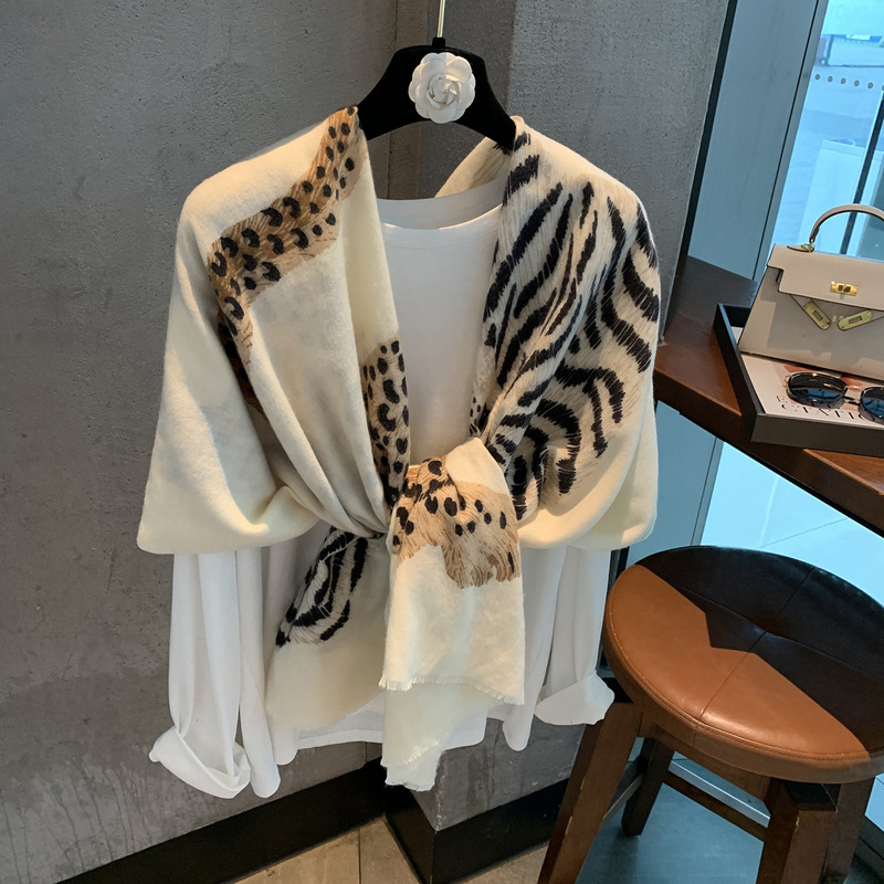Vintage Leopard Print Shawl for Women, Old Money Style, Light Luxury Fashion, Elegant Scarf with a High-End Feel, Leopard Pattern, Soft and Lightweight Shawl Vintage Leopard Print Shawl for Women, Old Money Style, Light Luxury Fashion, Elegant Scarf with a High-End Feel, Leopard Pattern, Soft and Lightweight Shawl
