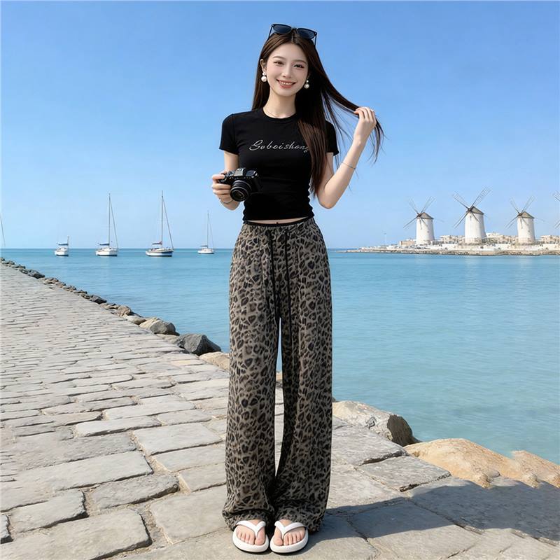Yuqori sifatli T-shirt va leopard keng shim moda to'plami
