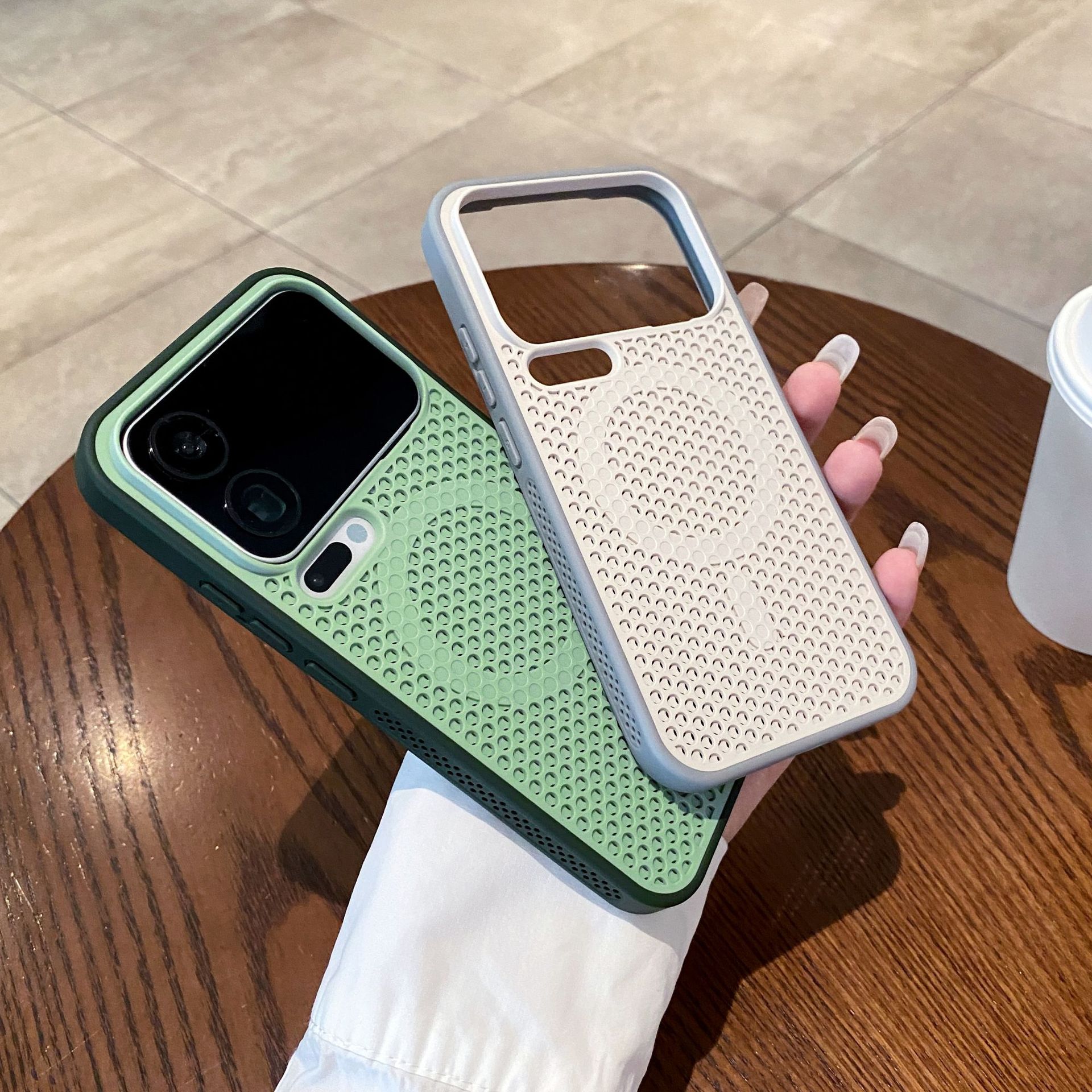 Two-color honeycomb cooling magnetic suction suitable for Xiaomi 17 mobile phone case Redmi K90 breathable anti-fall Turbo5MAX hard case