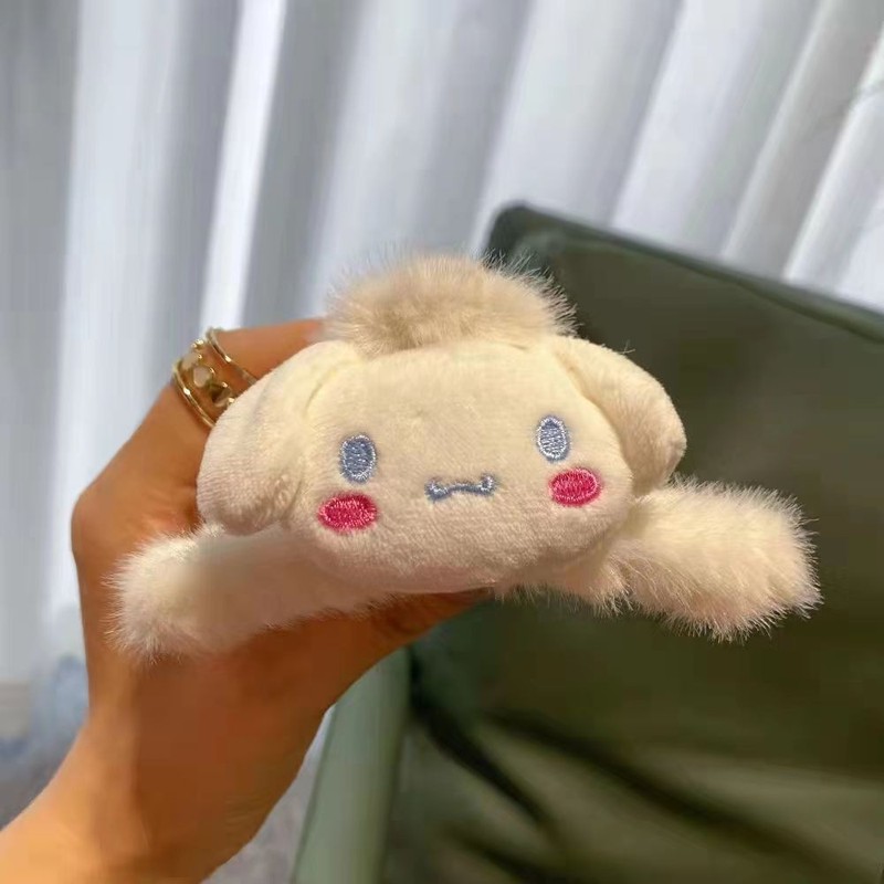 冬のぬいぐるみクリップの後頭部の大きい髪の毛がふわふわしています。|undefined