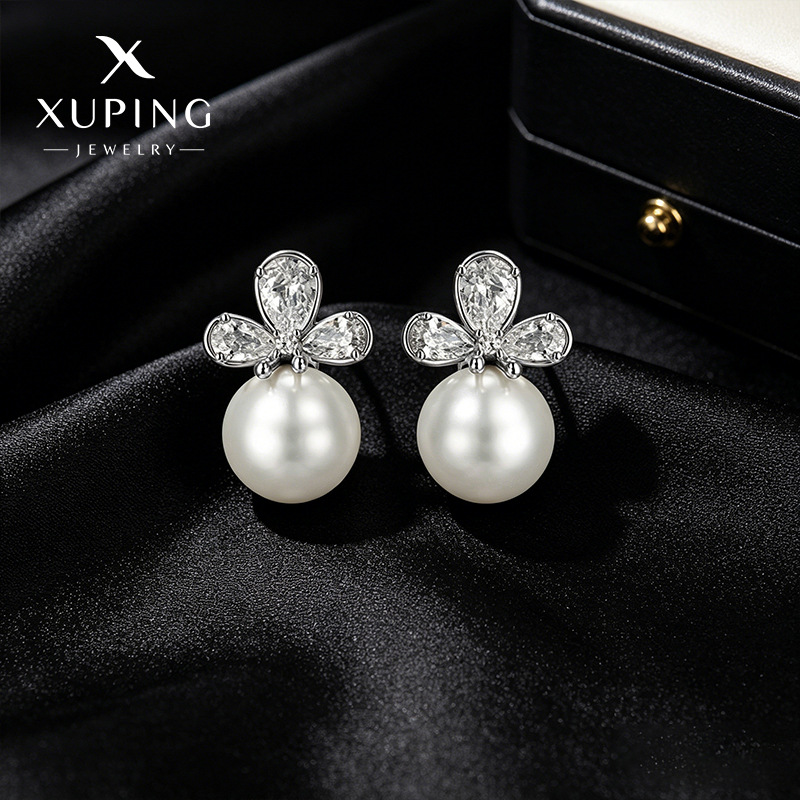 Xuping moda dulce estilo japonés y coreano imitación de perlas orejas de aleación de cobre chapado blanco ligero lujoso temperamento elegante pendientes al por mayor