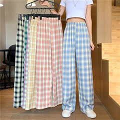 格子の広腿のズボンの女性の生放送はゆったりしていて垂れ下がっています。