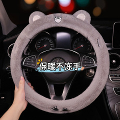 車の冬のぬいぐるみのハンドルカバーが可愛いです。