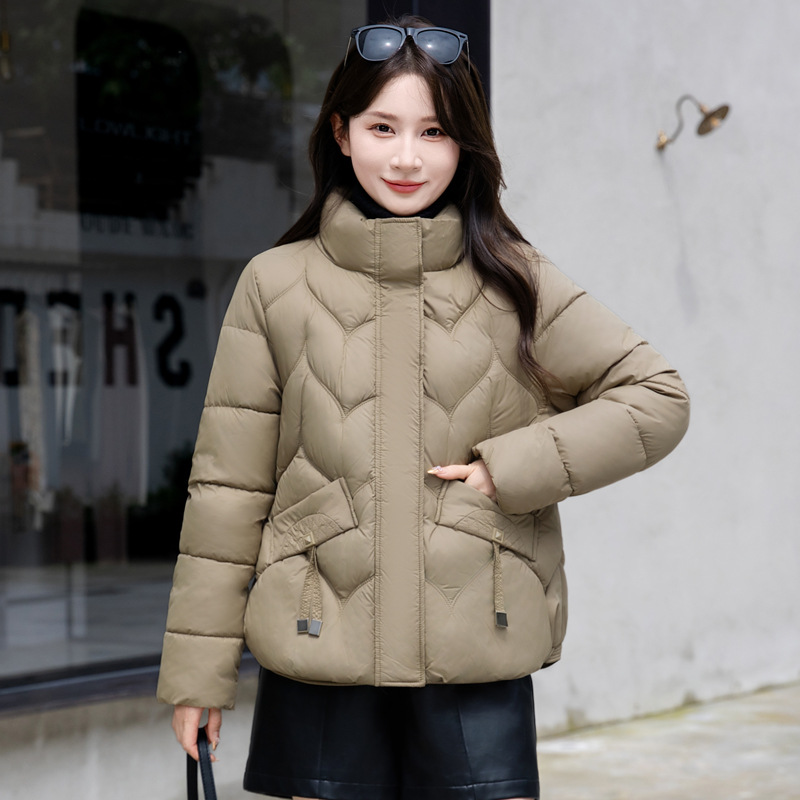 Chaqueta de algodón corta y delgada de pluma de mujer pequeña 2024 nueva explosión de moda extranjera chaqueta de algodón delgada de pluma