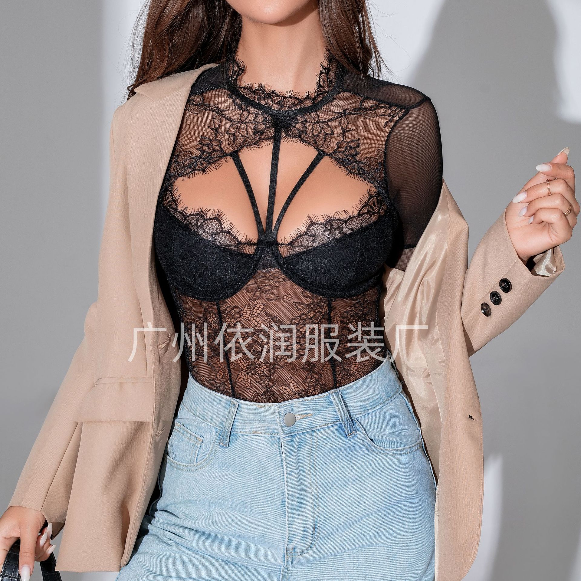 Otoño nuevo estilo sexy pestañas encaje cuello redondo anillo de acero de manga larga estilo europeo y americano encaje perspectiva interior delgada camiseta