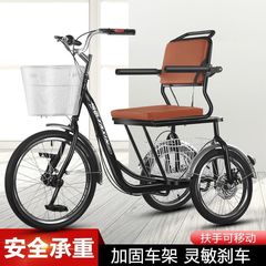高齢者三輪車の老人が自転車を漕ぐ人力成人は外の八の字の小型フィットネスの足を踏んで三輪車を踏む