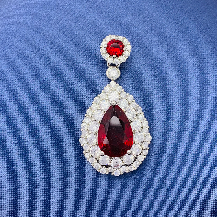 百種類のペンダントは心のままにファッションの経典を配合します。カップルの美しいペンダントは親友のアクセサリーを送ります。