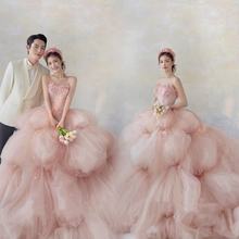 内景粉色情侣拍照蛋糕裙婚纱影楼礼服主题摄影蓬蓬裙新款服装拖尾