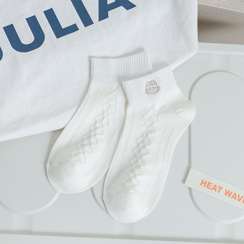 Calcetines de algodón para mujeres simplicidad viento lindo bordado respirable calcetines anti-bolas calcetines de algodón pro-piel Zhuhai al por mayor