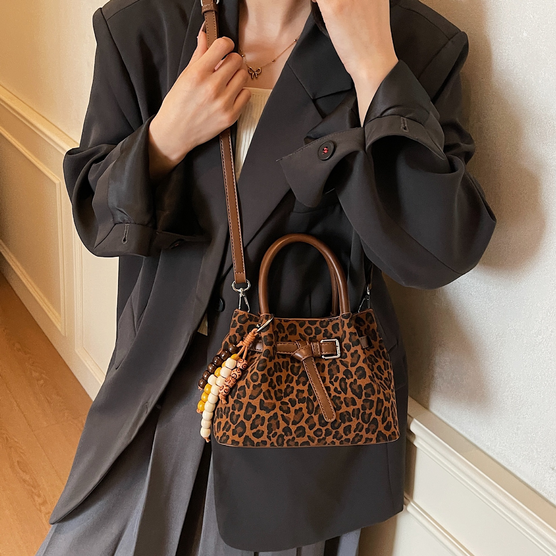 Otoño y invierno retro leopardo bolso de cubo 2025 sensación de alta calidad de mujer de cuero de seda de viaje multicasable bolso de mano casual