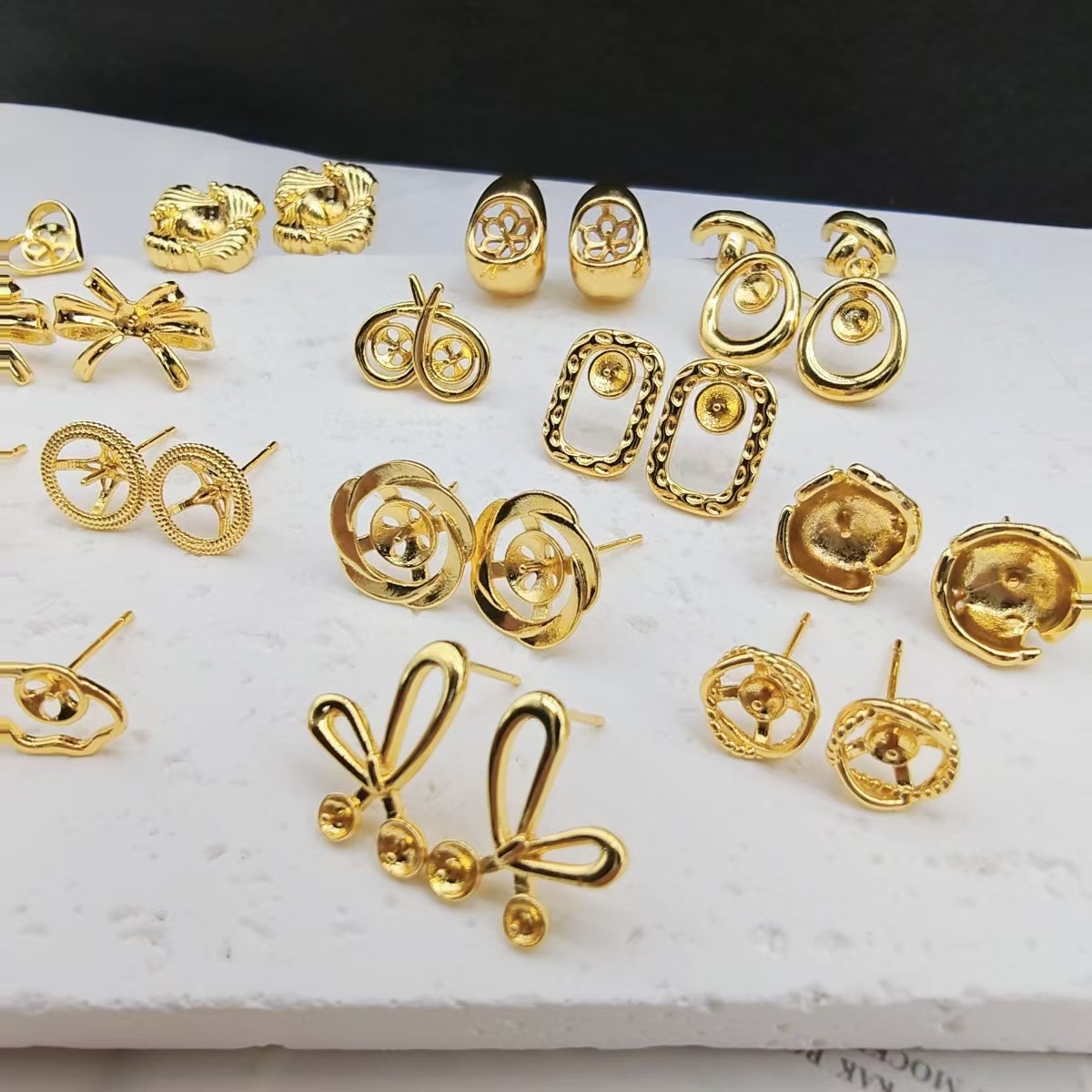 Perla de alta sensibilidad 925 agujas de plata 18k chapadas en oro pendientes huecos accesorios de material femenino fábrica al por mayor