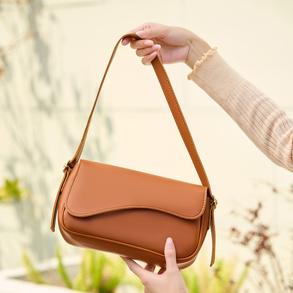 Solid color crooked polyurethane one-shoulder bag