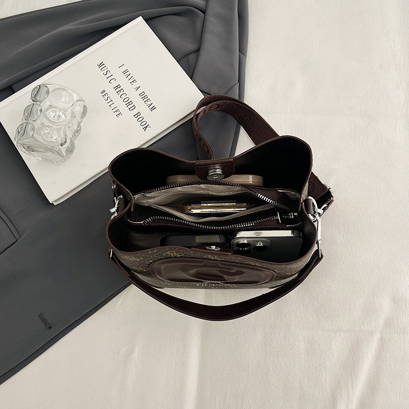 Bolsos impresos europeos y americanos transfronterizos, letras femeninas 2024, nueva tendencia, bolso de cubo francés, bolso de mensajero de alta gama