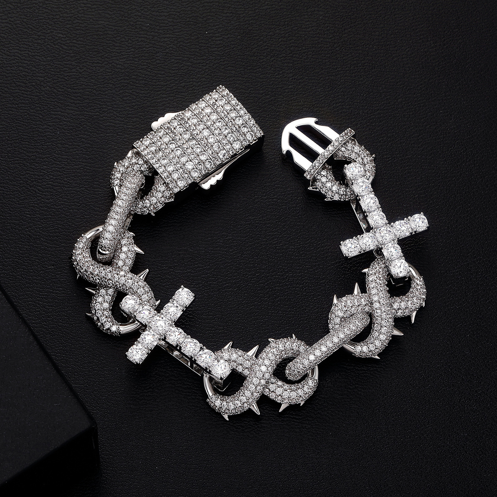 Bracelet with zircon