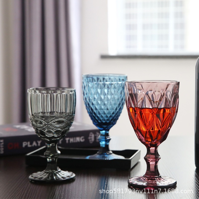 Fábrica directa de tazas de vino de vidrio en relieve retro color europeo tazas de jugo de vino al por mayor