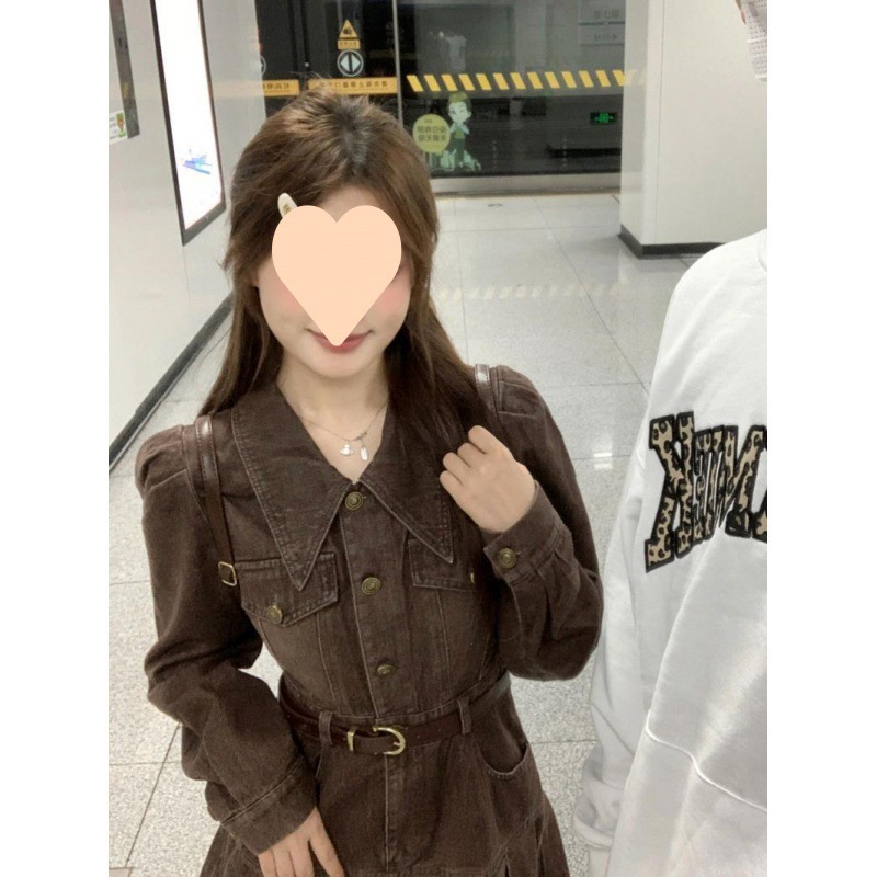 美ラードはレトロな長袖のデニムのワンピースを着ています。|undefined