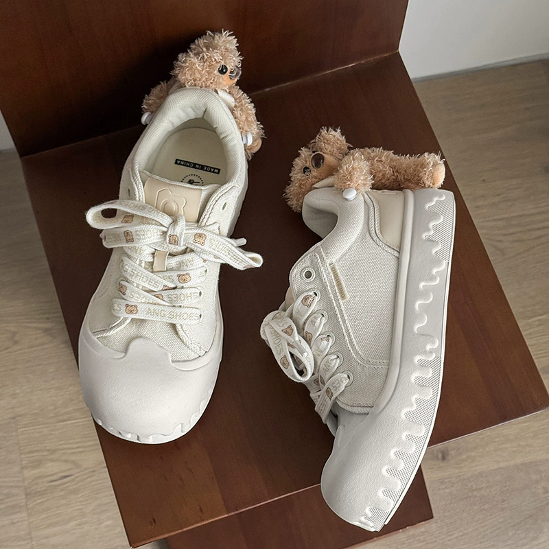 Белые туфли с трехмерным медведем, милые парусиновые туфли с низким вырезом в стиле ретро, ​​толстая подошва, увеличивающие рост, универсальные туфли нишевого типа.