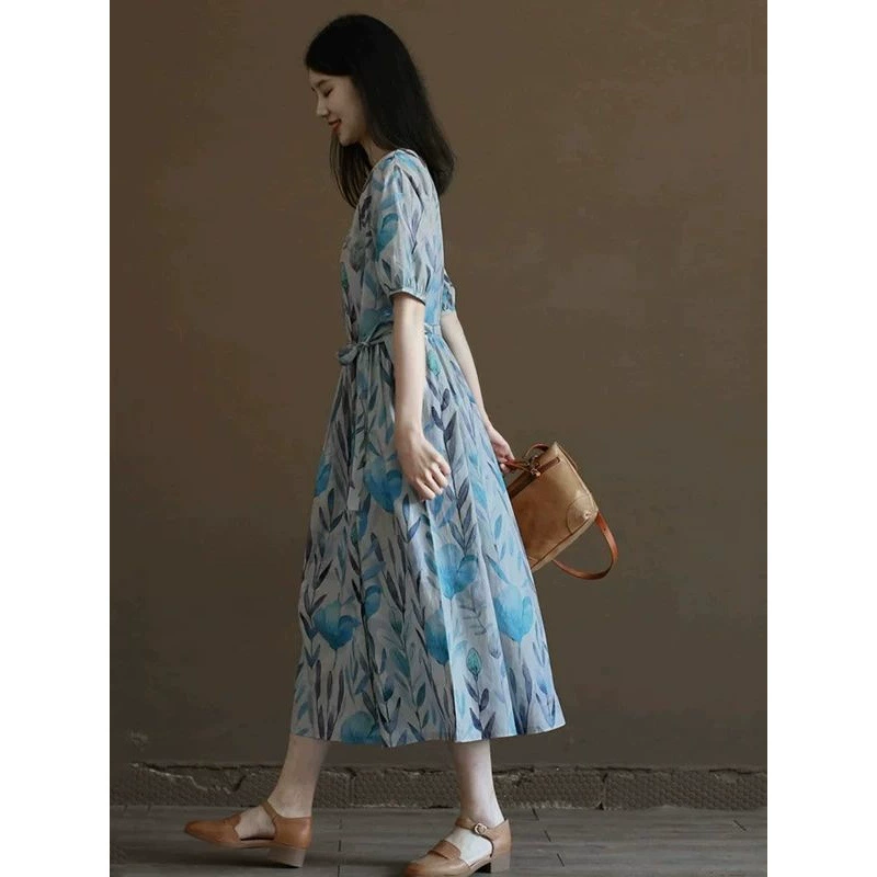 Женское платье из хлопка и льна с принтом, свободного кроя, с круглым вырезом и художественным поясом, летняя новинка 2025 года, оптовый заказ для внешней торговли.
