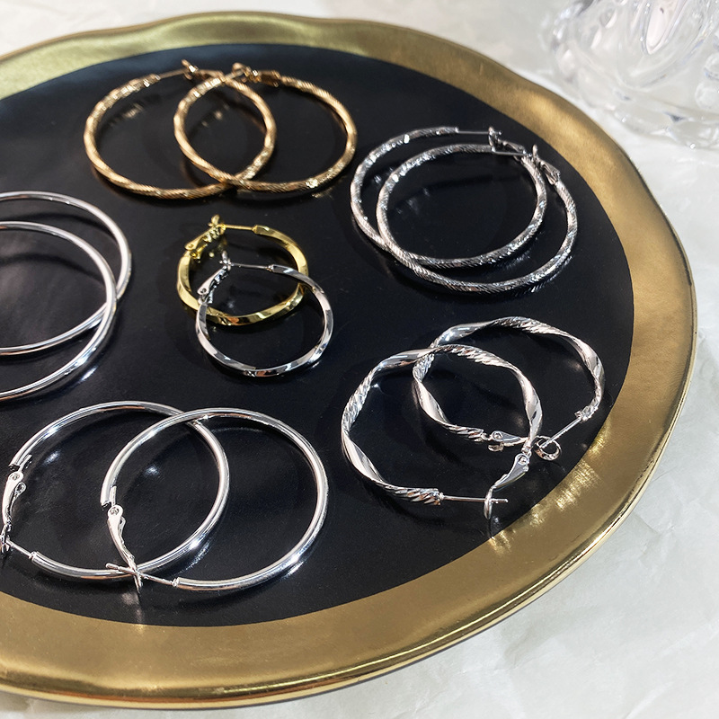 Nuevos desplazamientos de moda con pendientes de círculo grande, ligero y lujoso, temperamento femenino de alta gama, botones para los oídos, Orejeras de círculo vegetariano, agujas para los oídos