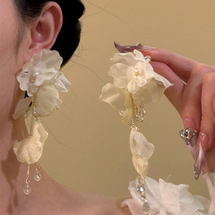 絶妙で軽い高級感のある白いビーズの花びらのロングスタイルのイヤリング、海辺のリゾートスタイルのハイエンドの新しいスーパーフェアリーイヤリング、女性用