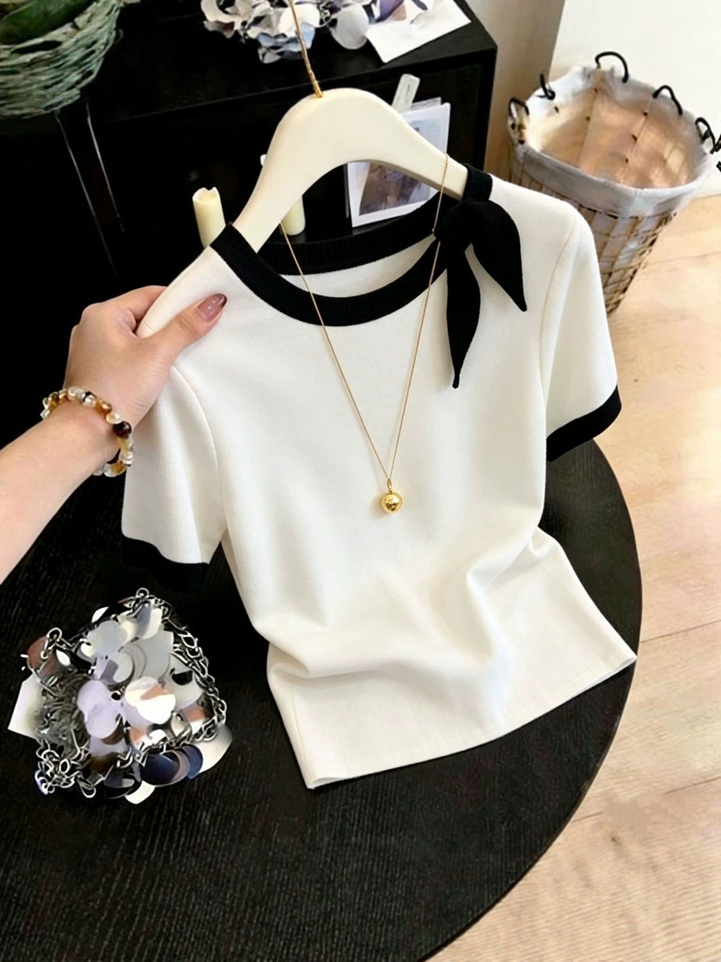 Áo thun nữ cổ tròn phối màu tương phản, chất liệu knit mềm mại, dáng ôm nhẹ — màu trắng