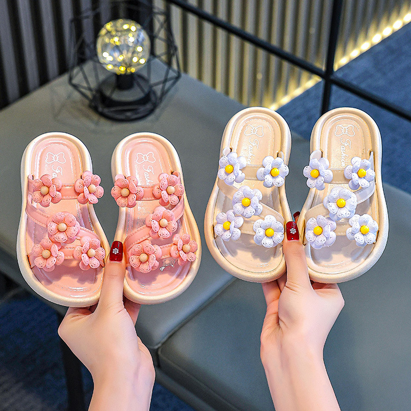 2025 verano niñas bañar suela suave antideslizante dibujos animados pequeñas flores zapatillas para niños zapatillas pisar mierda