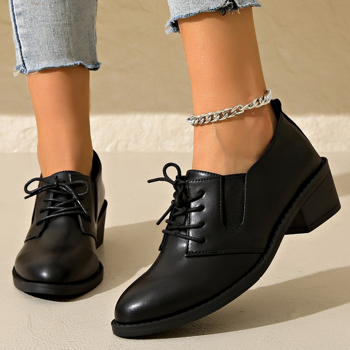 Damesschoenen met dikke hak en vetersluiting in retrostijl, gemaakt van leer, lage modellen, professionele uitvoering, plus size._voghion.com
