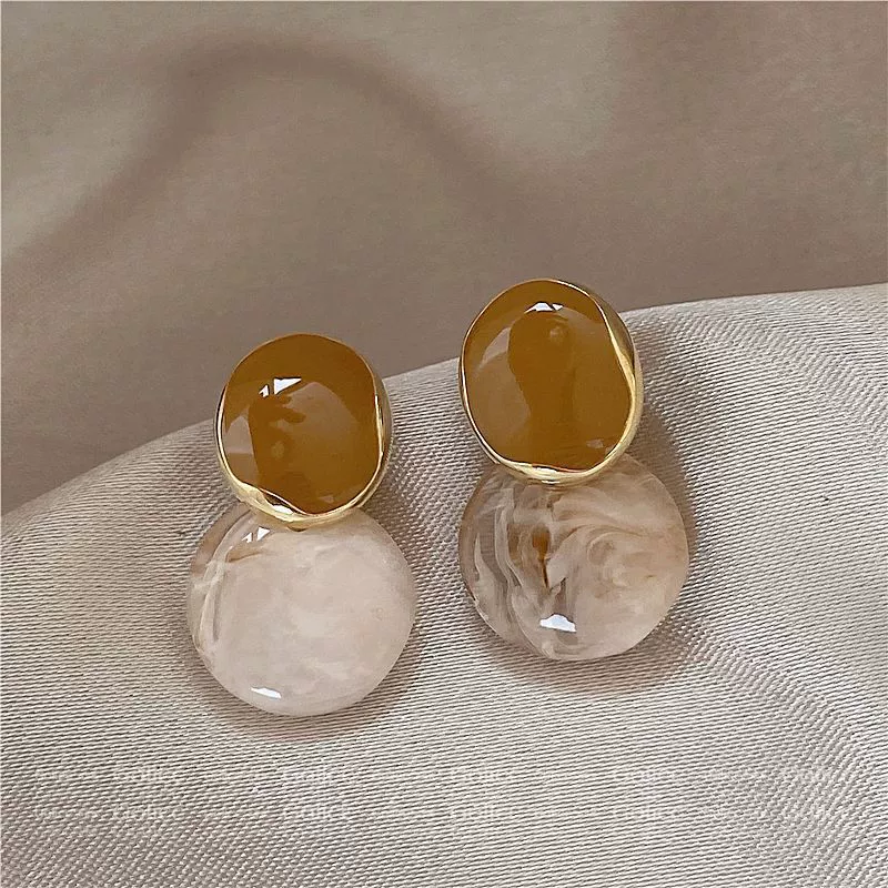 Серьги асимметричные жемчужины, демисезонное украшение, простой и элегантный дизайн, европейский стиль, стиль легкой роскоши, высокий качество, оптом