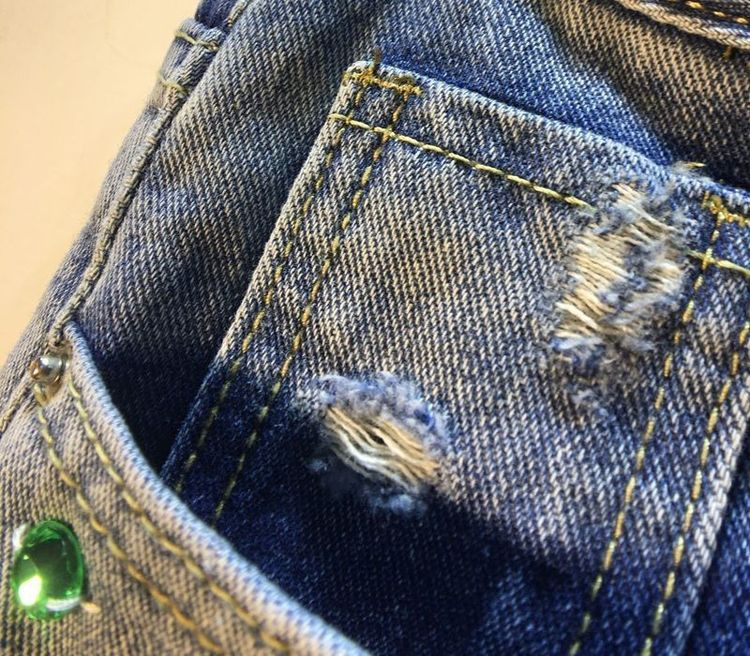 Damshorts med hög midja i denim med rhinestone och pärlor_voghion.com