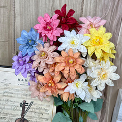4頭の大麗花のシミュレーションの花の結婚式場は造花の結婚祝いの道を配置して生け花の家庭の絹の花を導いています。
