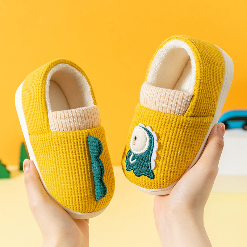Invierno zapatillas de algodón para niños, niños y niñas, padres e hijos, bolsas de dibujos animados lindas, tacones antideslizantes para bebés en el interior, zapatillas de lana casera