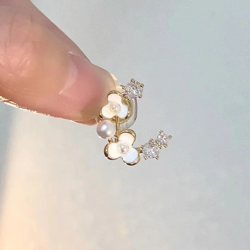 Pendientes de perlas de Camelia blanca francesa dulce de media luna, pendientes elegantes de alta gama de nicho retro para mujer
