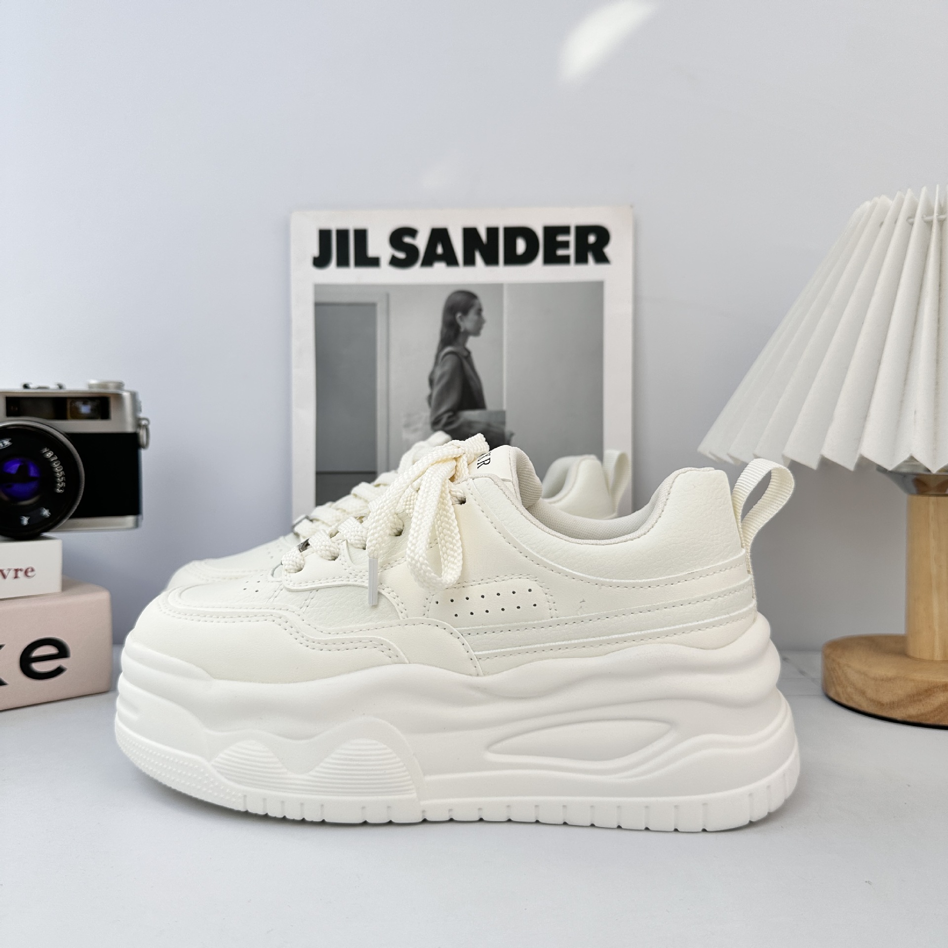 Muffin con una base gruesa aumentando la altura de los zapatos blancos de otoño de 2025 nuevos zapatos casuales de nicho para mujeres zapatos de skate de moda universal